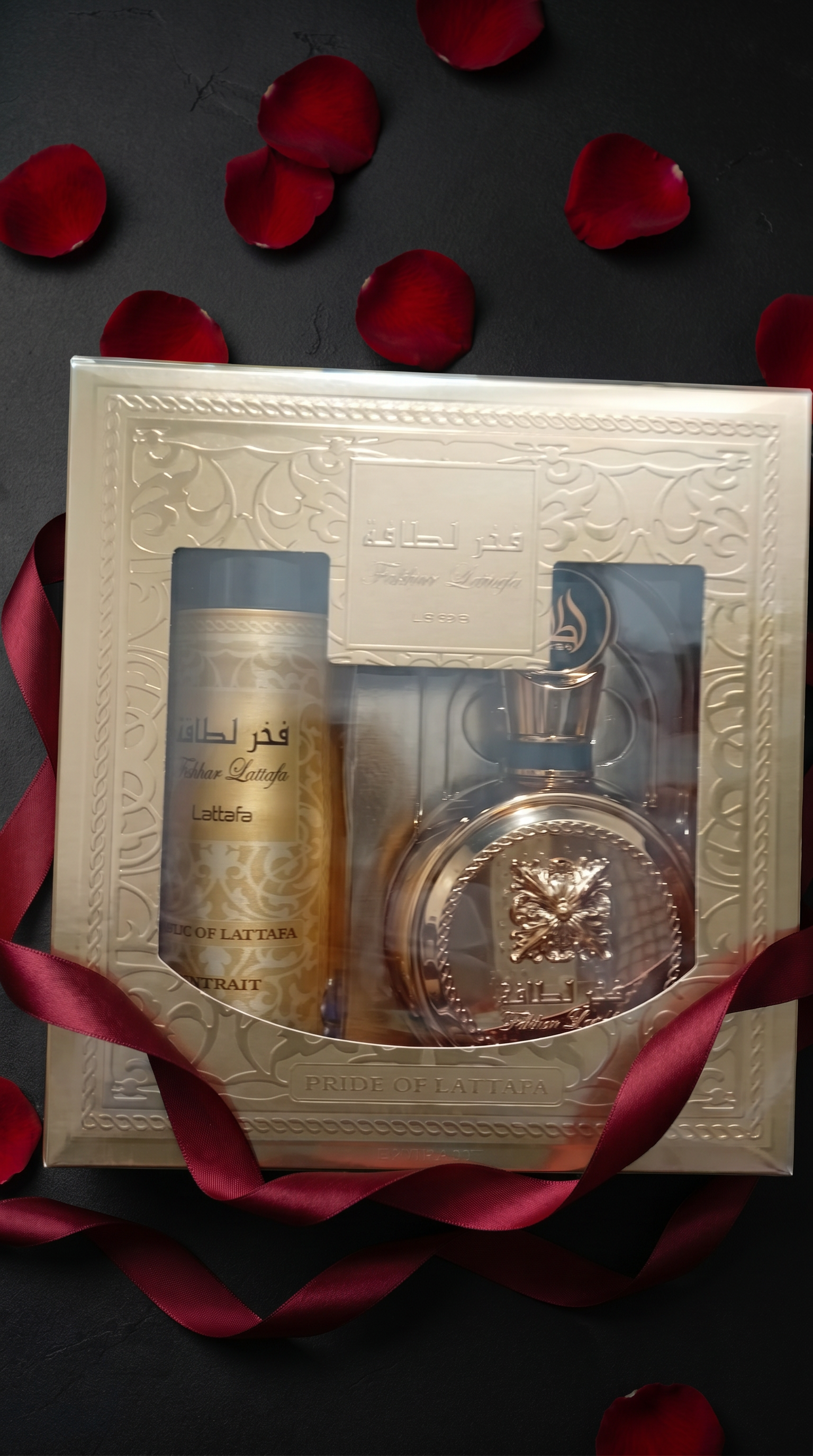 Lattafa Fakhar Gold Extrait gift set featuring a 100ml Eau de Parfum.