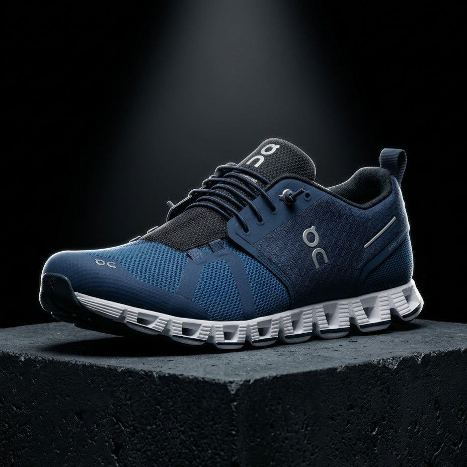 On Cloud Cloud 5 sneakers in a navy blue and white