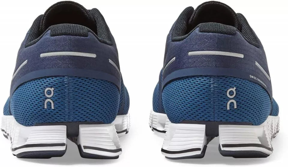 On Cloud Cloud 5 sneakers in a navy blue and white